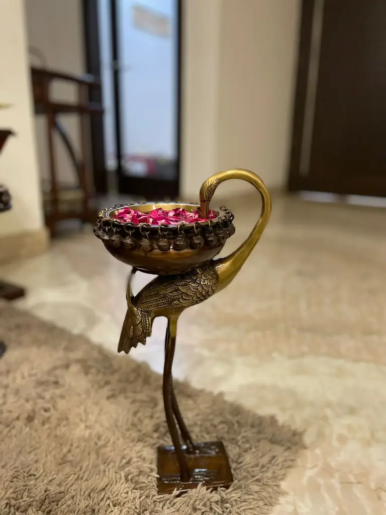 [B049] Brass Swan Urli