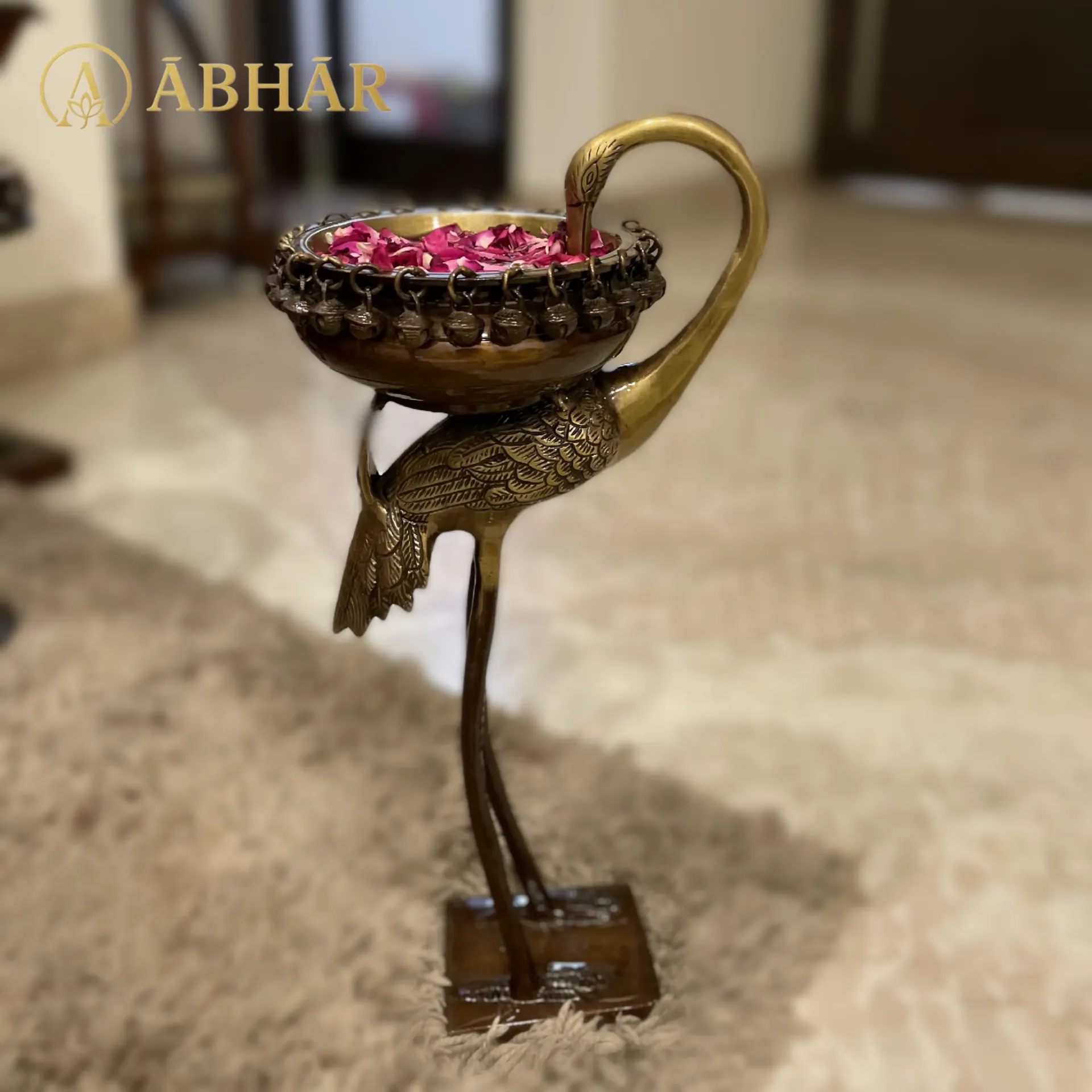 [B049] Brass Swan Urli